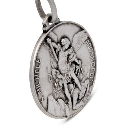 Płaskorzeźba w formie medalika - Michał Archanioł. medalik ze srebra,  25 mm, 7,6 g