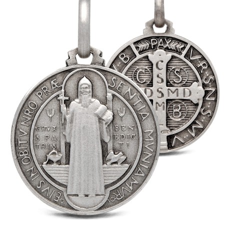 Święty Benedykt.  Srebrny medalik oksydowany.  Medalik św Benedykta. 5.2 g  21 mm