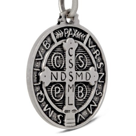 Medalion srebrny - Święty Benedykt.  Srebrny medalik oksydowany.  Medalik św Benedykta. 8,6 g  25 mm