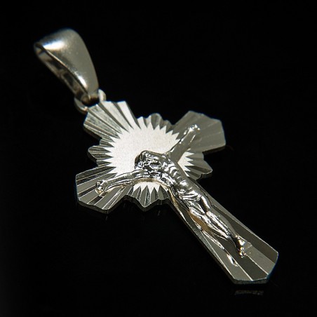 Krzyżyk ze srebra.   1,9 g  Lśniący krzyżyk wykonany ze srebra o próbie 925